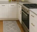 tappeto lungo per cucina con decorazione geometrica sotto il piano cottura